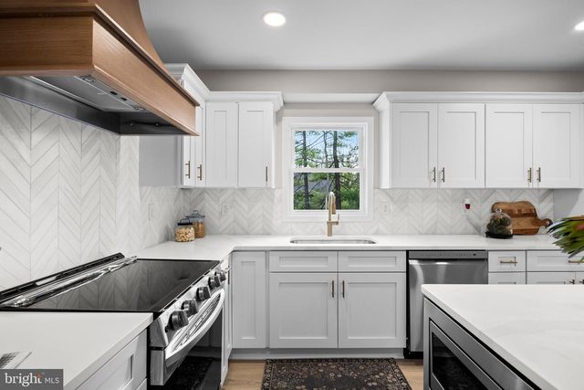 1004 SWALLOW DR, Cherry Hill, NJ 08003