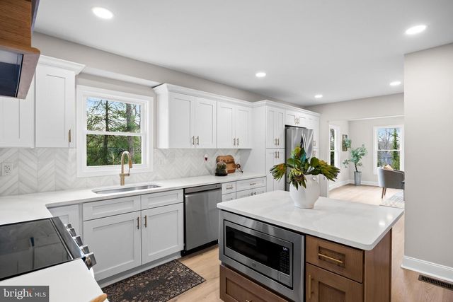 1004 SWALLOW DR, Cherry Hill, NJ 08003