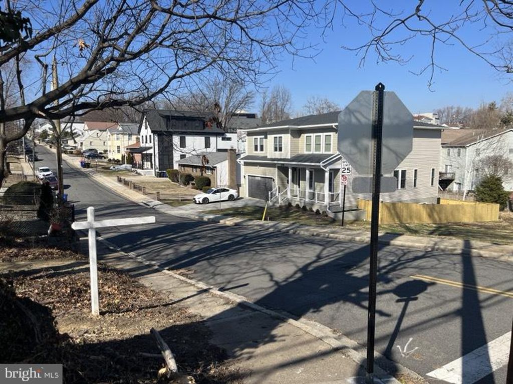 2148 S MONROE ST, Arlington, VA 22204