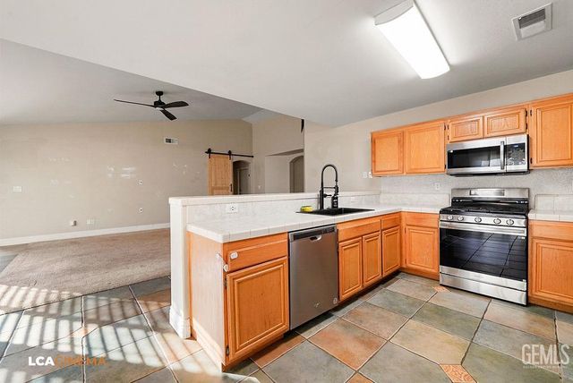 9727 Battersea Park Drive, Bakersfield, CA 93312