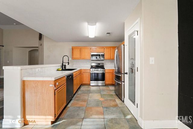 9727 Battersea Park Drive, Bakersfield, CA 93312