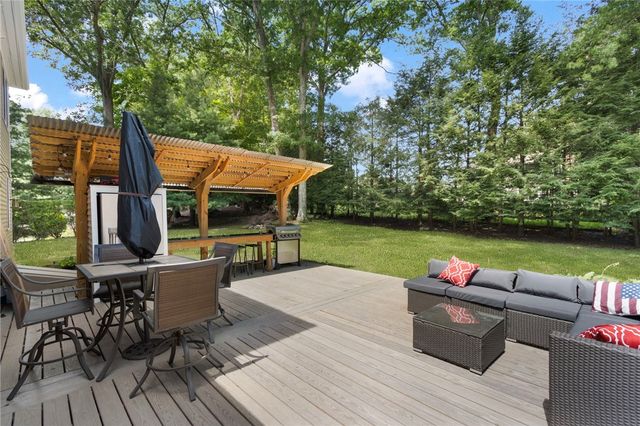 25 Factory Pond Circle, Smithfield, RI 02828