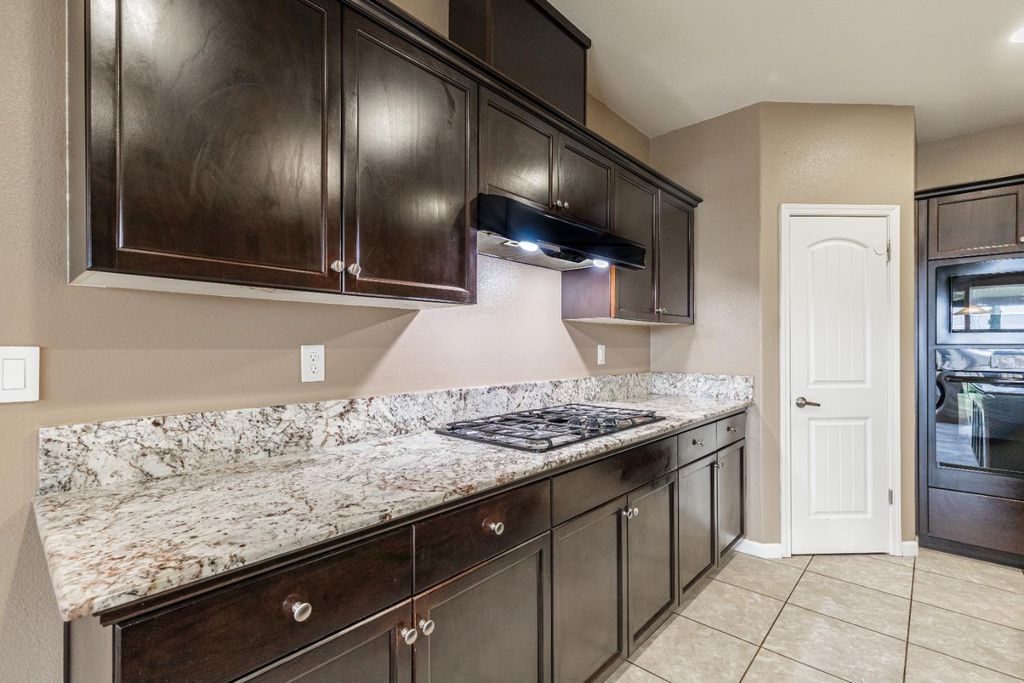 Image 10 of property listing at 863 Legacy Drive, Lemoore, CA 93245