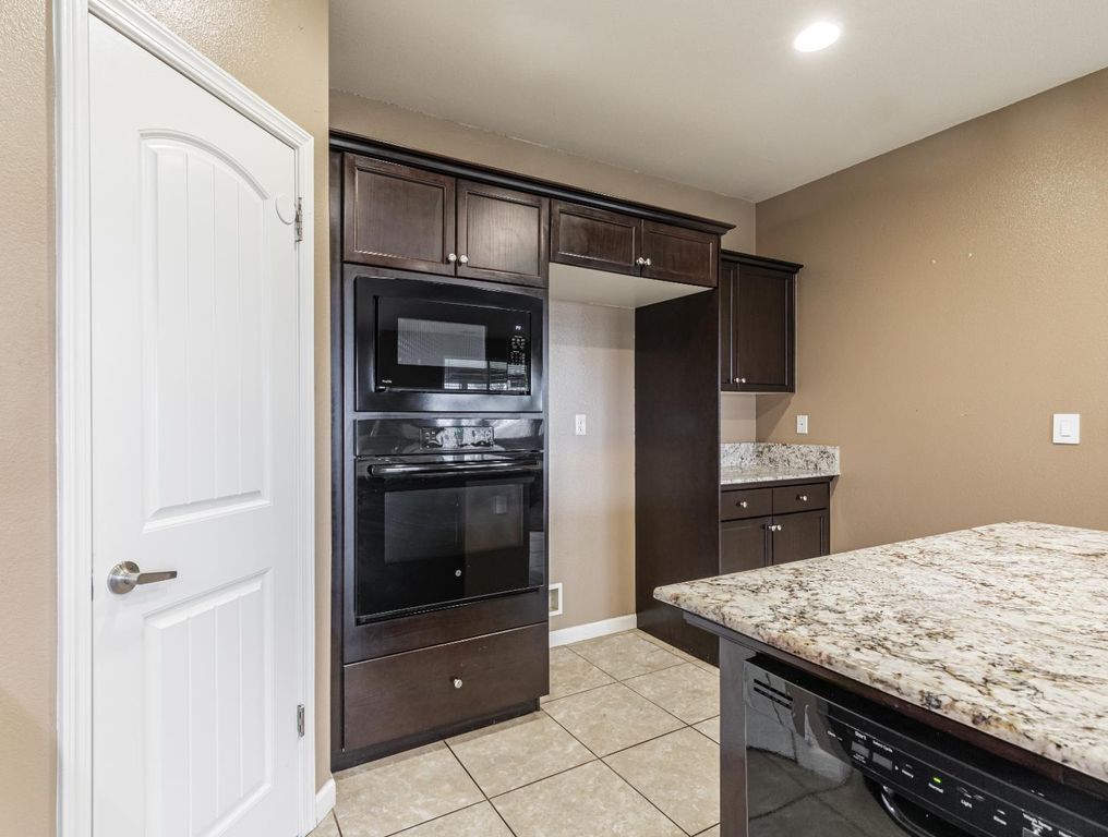 Image 11 of property listing at 863 Legacy Drive, Lemoore, CA 93245