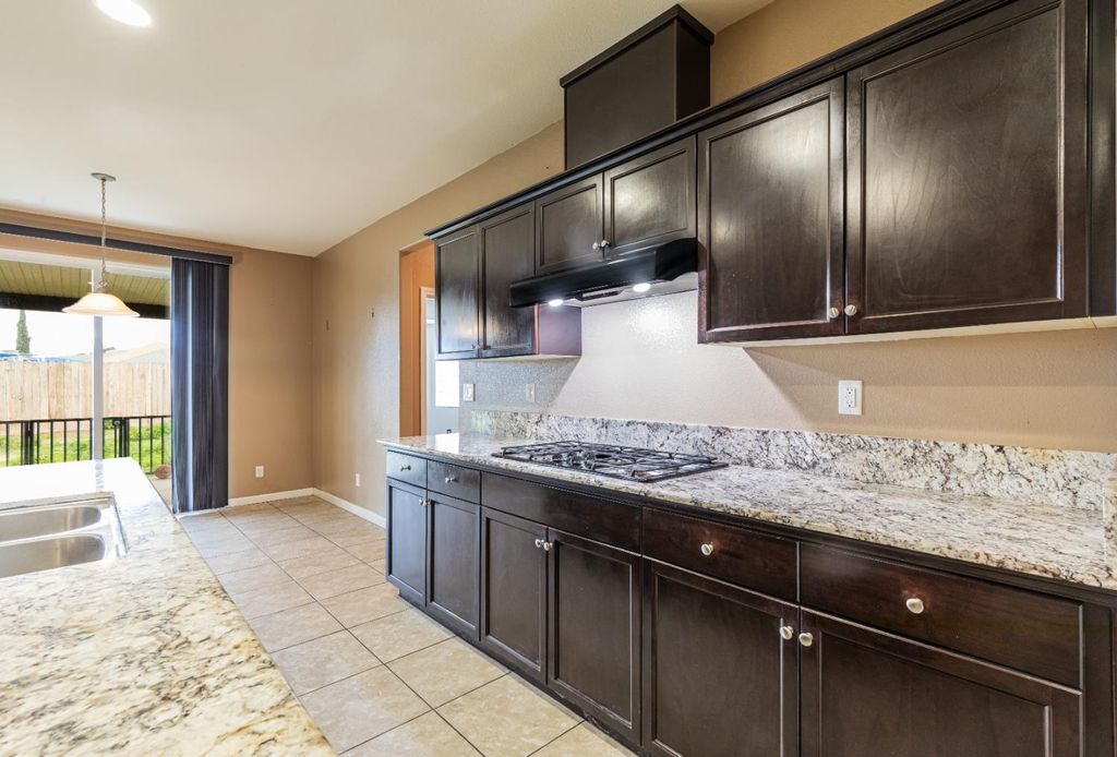 Image 13 of property listing at 863 Legacy Drive, Lemoore, CA 93245