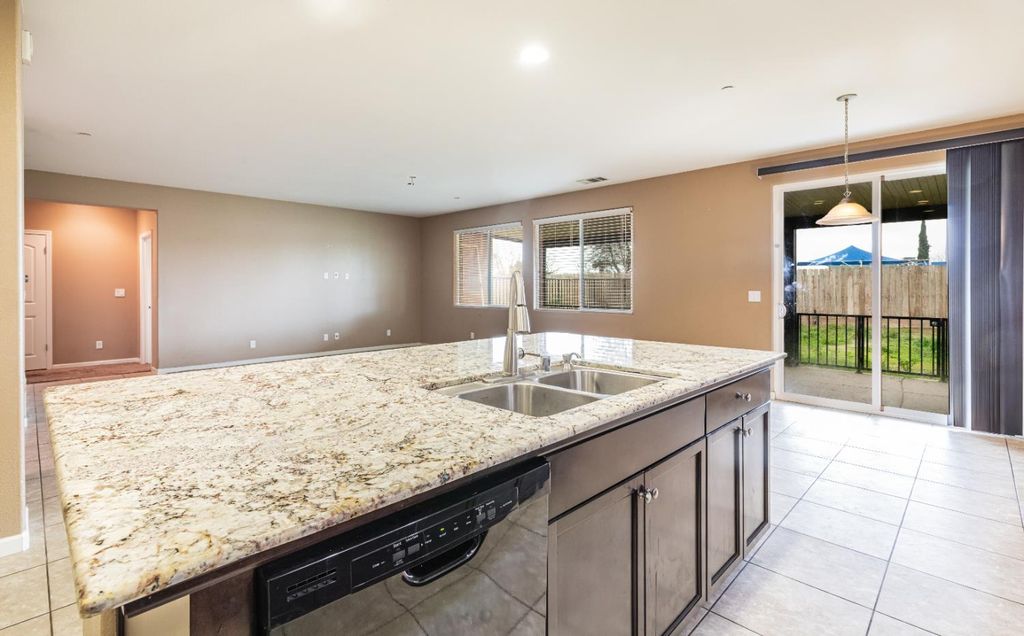 Image 14 of property listing at 863 Legacy Drive, Lemoore, CA 93245