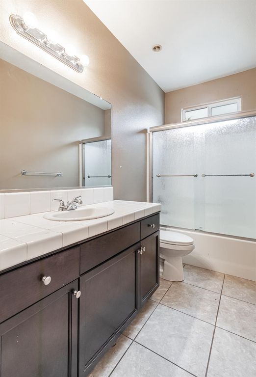 Image 22 of property listing at 863 Legacy Drive, Lemoore, CA 93245