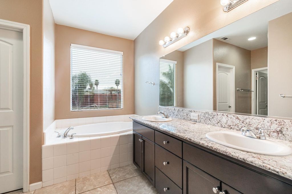 Image 25 of property listing at 863 Legacy Drive, Lemoore, CA 93245