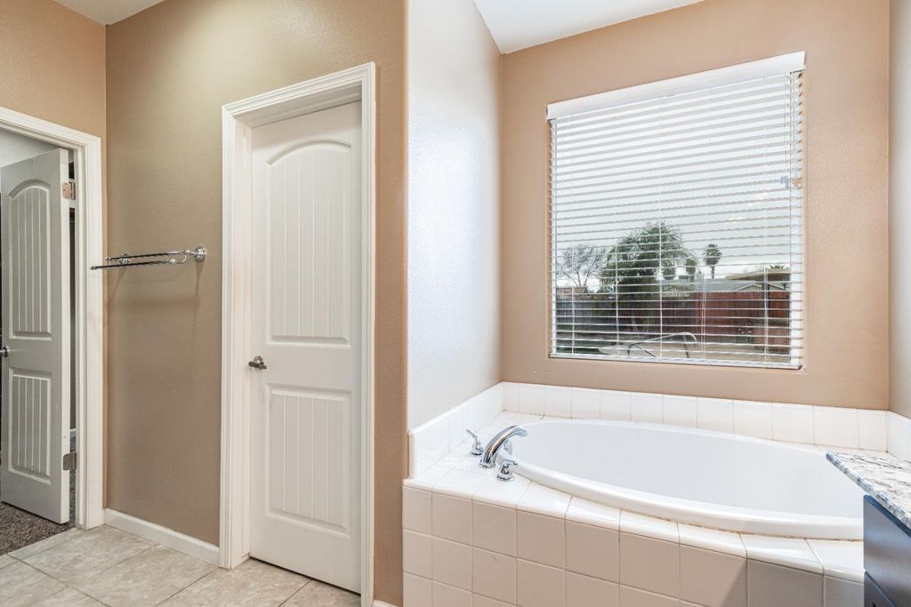 Image 26 of property listing at 863 Legacy Drive, Lemoore, CA 93245