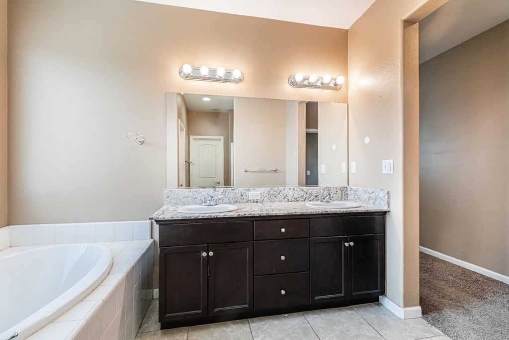 Image 28 of property listing at 863 Legacy Drive, Lemoore, CA 93245