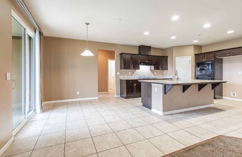 Image 5 of property listing at 863 Legacy Drive, Lemoore, CA 93245