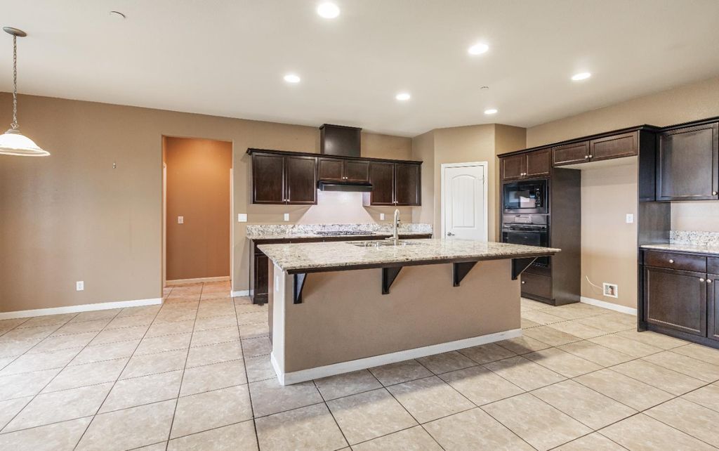 Image 7 of property listing at 863 Legacy Drive, Lemoore, CA 93245