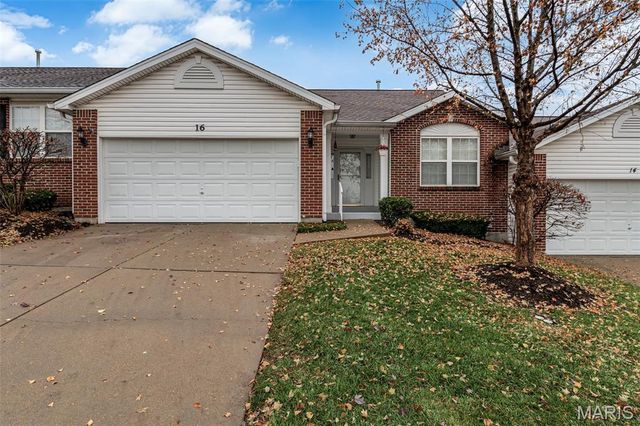16 Hill Pointe Court, St Charles, MO 63303