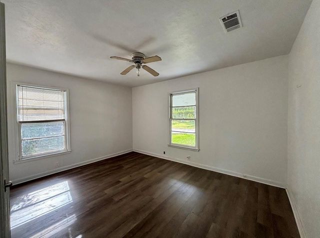 612 Winding Way Street, Lake Jackson, TX 77566