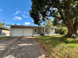 612 Winding Way Street, Lake Jackson, TX 77566