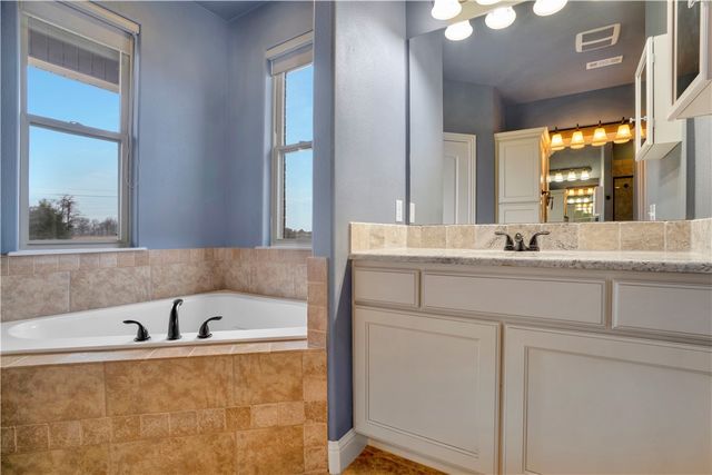 11498 Tony Mountain Road, Fayetteville, AR 72701