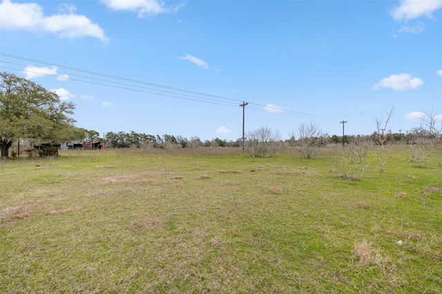 533 L7 Grassyville RD, Paige, TX 78659