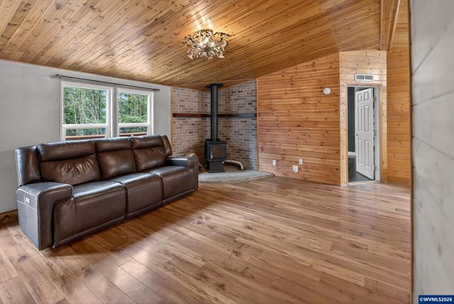 20284 El Romar Dr NE Dr, Scotts Mills, OR 97375