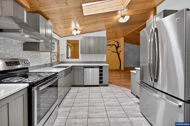 20284 El Romar Dr NE Dr, Scotts Mills, OR 97375