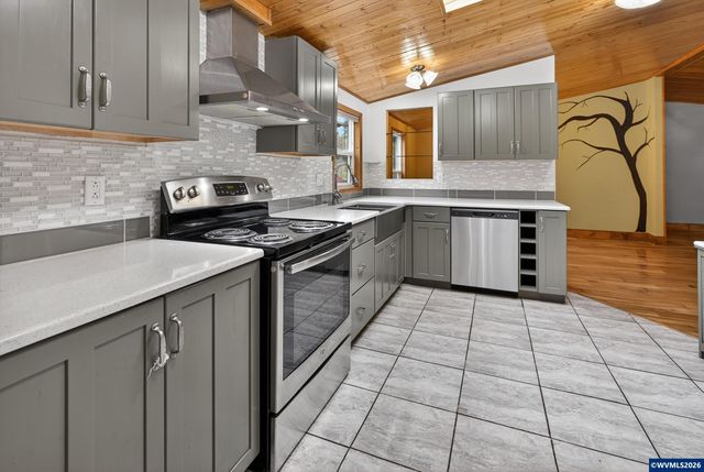 20284 El Romar Dr NE Dr, Scotts Mills, OR 97375