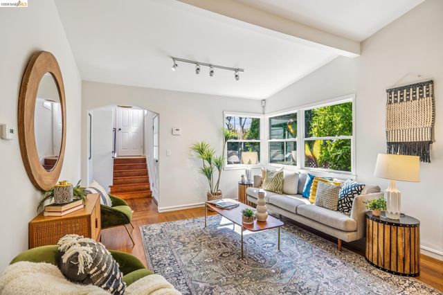 4624 Steele St, Oakland, CA 94619