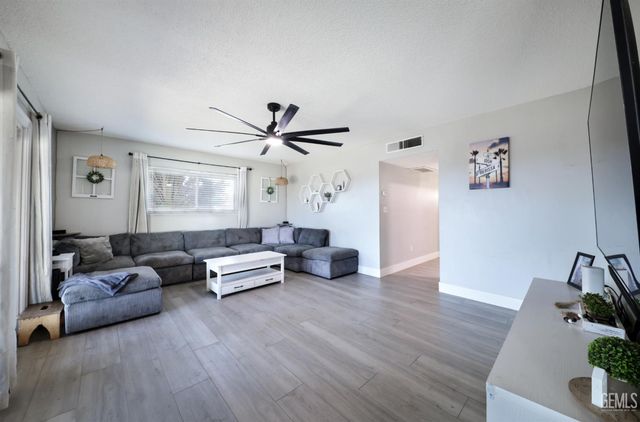 901 Monna Avenue, Bakersfield, CA 93308