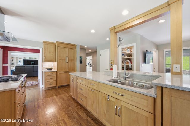 162 Arrowhead Rd, Louisville, KY 40207