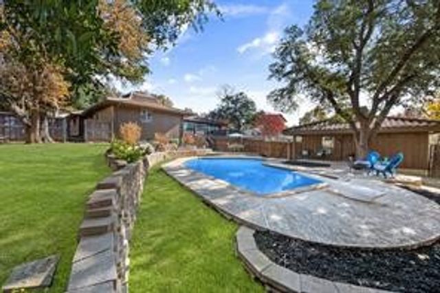 1921 Briarwood Drive, Grand Prairie, TX 75050