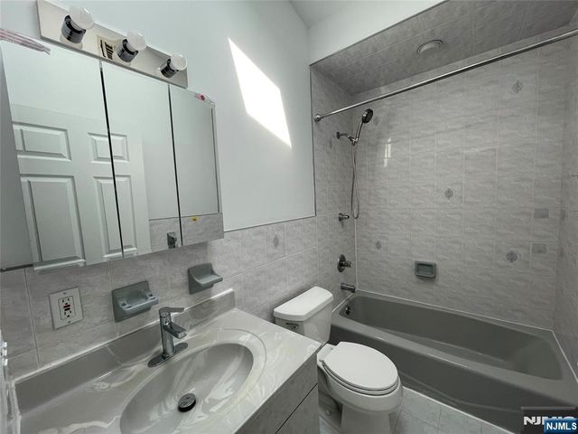 510 Roff Avenue A, Palisades Park, NJ 07650