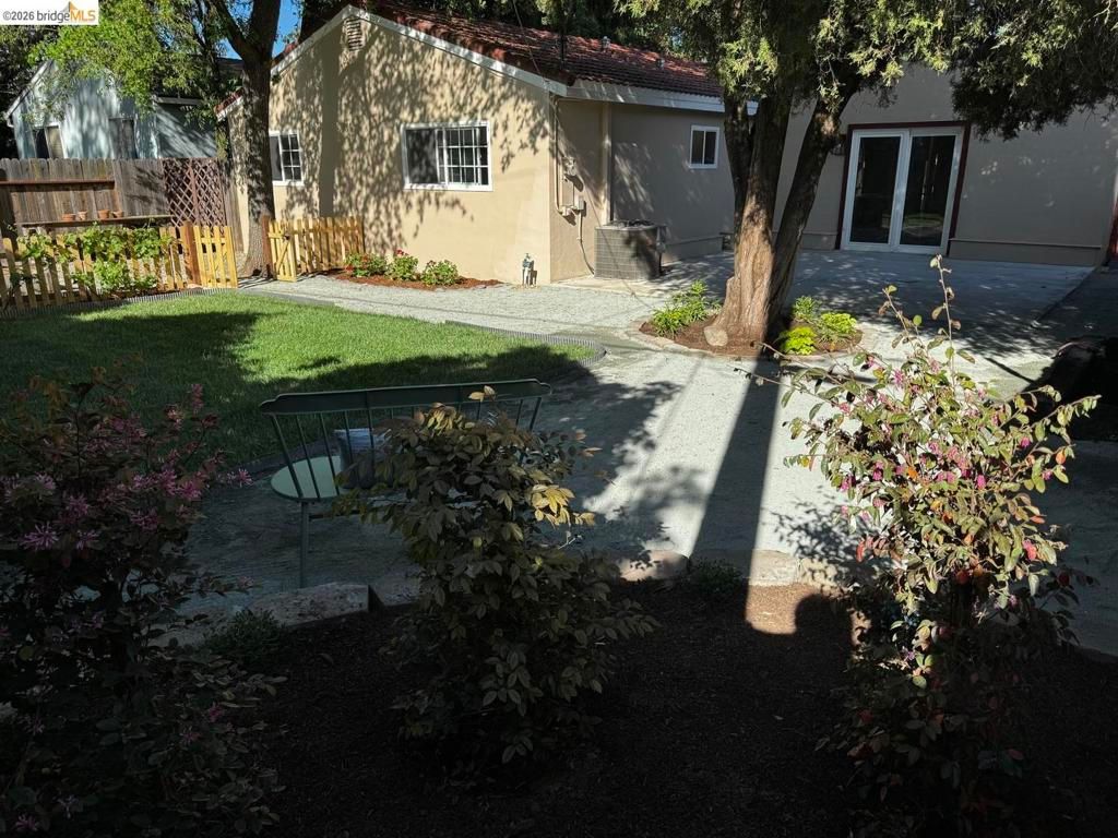 Image 2 of property listing at 1501 Madrone LN, Davis, CA 95618