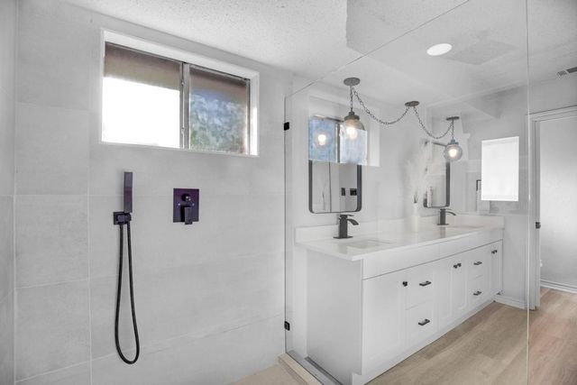 9427 Braeburn GLN, Austin, TX 78729