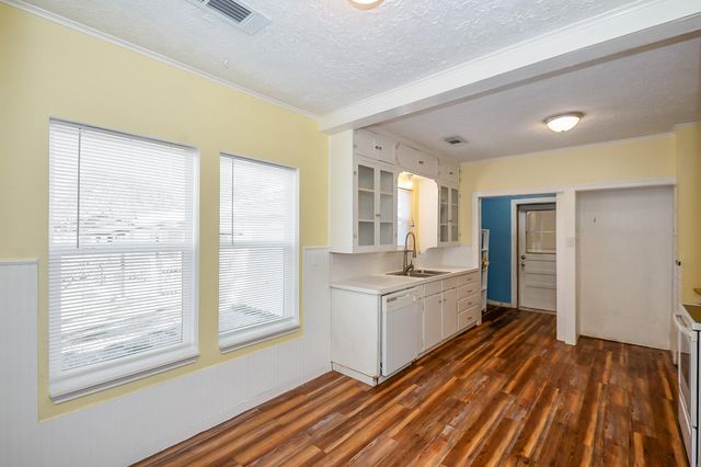 109 Maple Street, Highlands, TX 77562