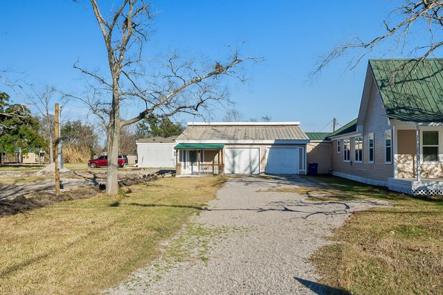 109 Maple Street, Highlands, TX 77562