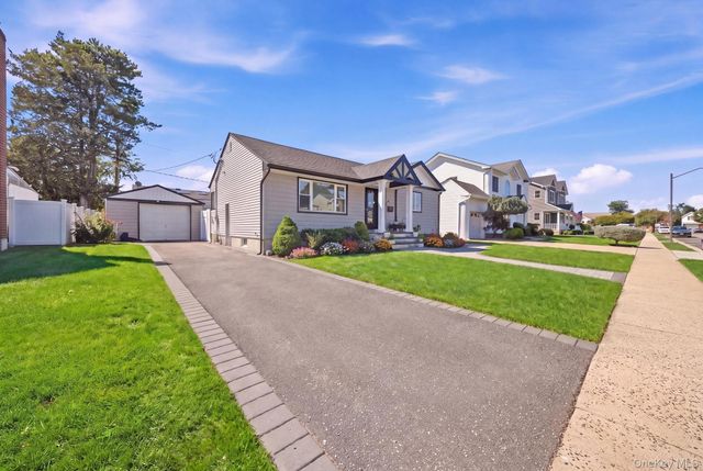 18 Devon Road, Bethpage, NY 11714