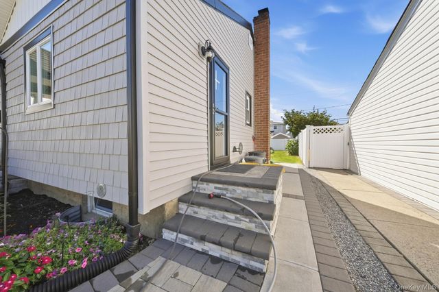 18 Devon Road, Bethpage, NY 11714