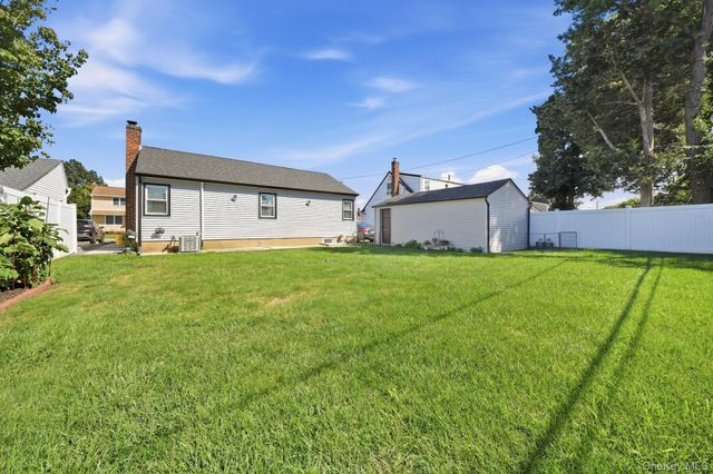 18 Devon Road, Bethpage, NY 11714