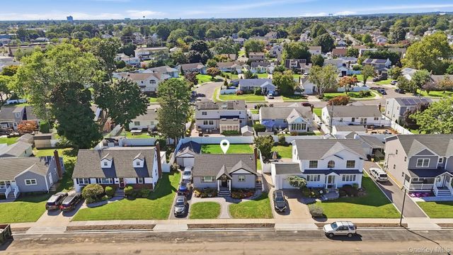 18 Devon Road, Bethpage, NY 11714