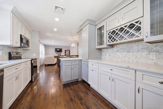 18 Devon Road, Bethpage, NY 11714