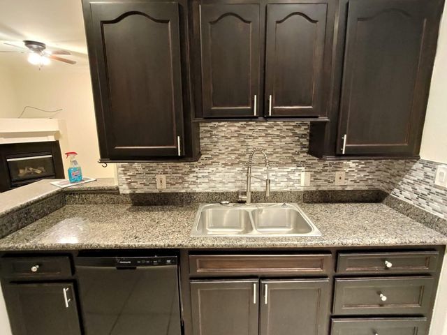 16020 Fountainview Drive 17, Montgomery, TX 77356