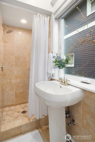 2307 Broadway E, Seattle, WA 98102