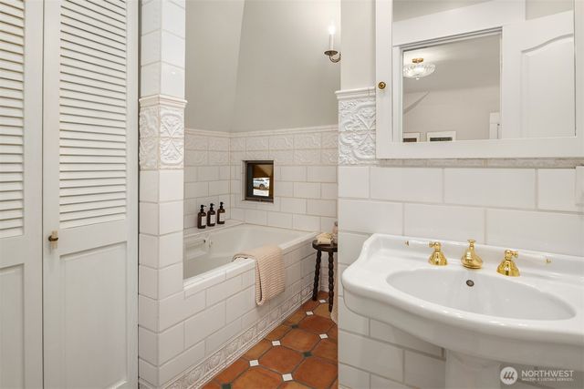 2307 Broadway E, Seattle, WA 98102