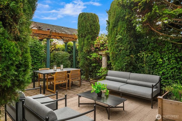 2307 Broadway E, Seattle, WA 98102