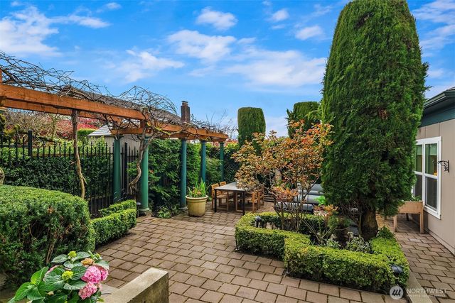 2307 Broadway E, Seattle, WA 98102