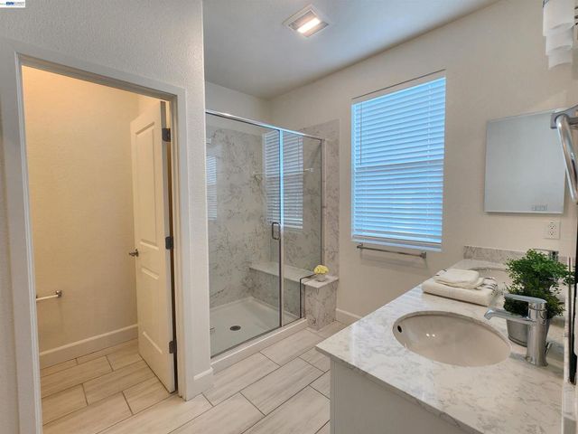 417 417 Mystic Ln, Pittsburg, CA 94565