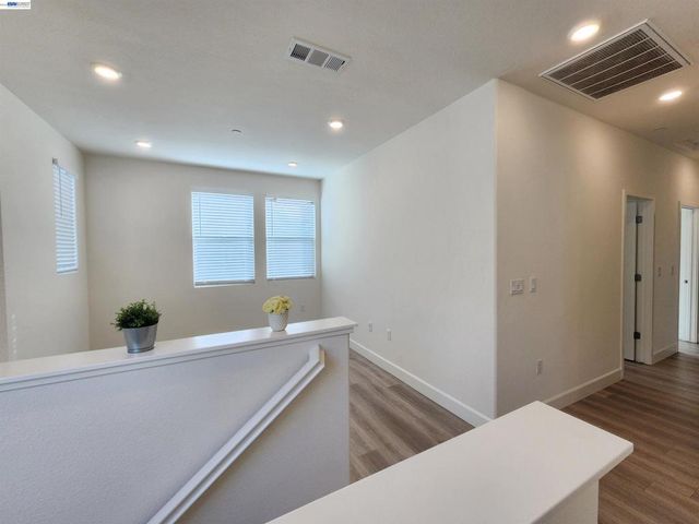 417 417 Mystic Ln, Pittsburg, CA 94565