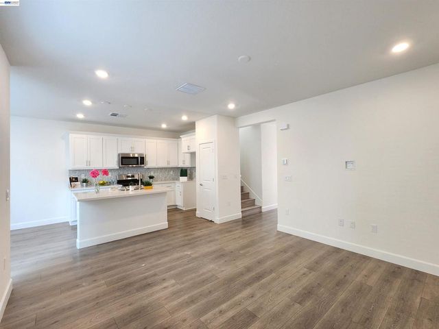 417 417 Mystic Ln, Pittsburg, CA 94565