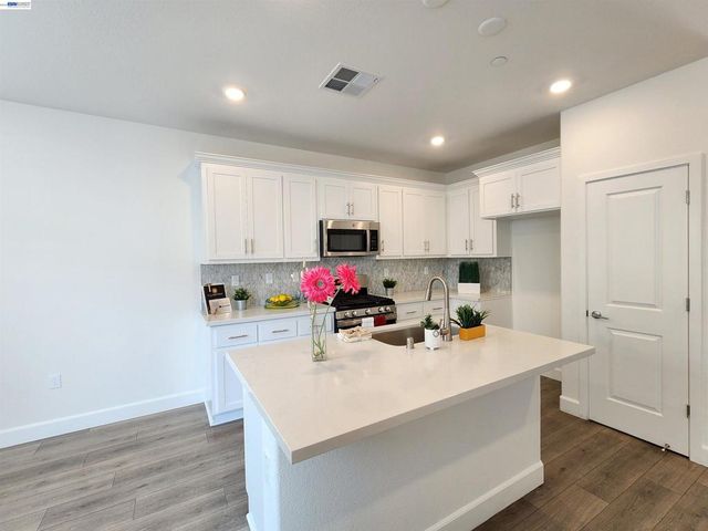 417 417 Mystic Ln, Pittsburg, CA 94565