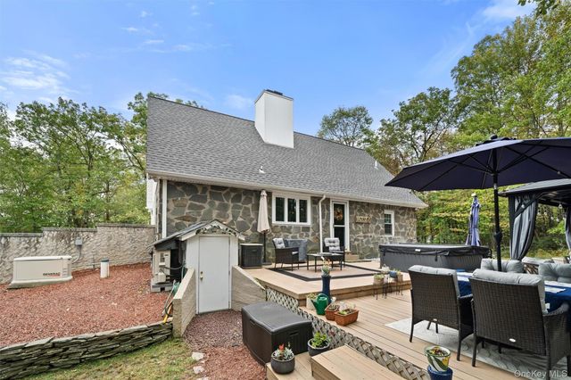 17 Nightingale Trail E, Wurtsboro, NY 12790