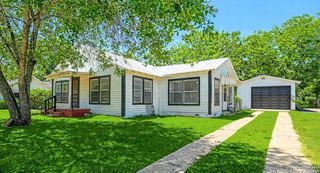 1411 E St, Floresville, TX 78114