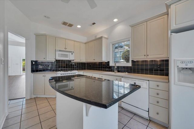 4822 Cave Spring LN, Roanoke, VA 24018